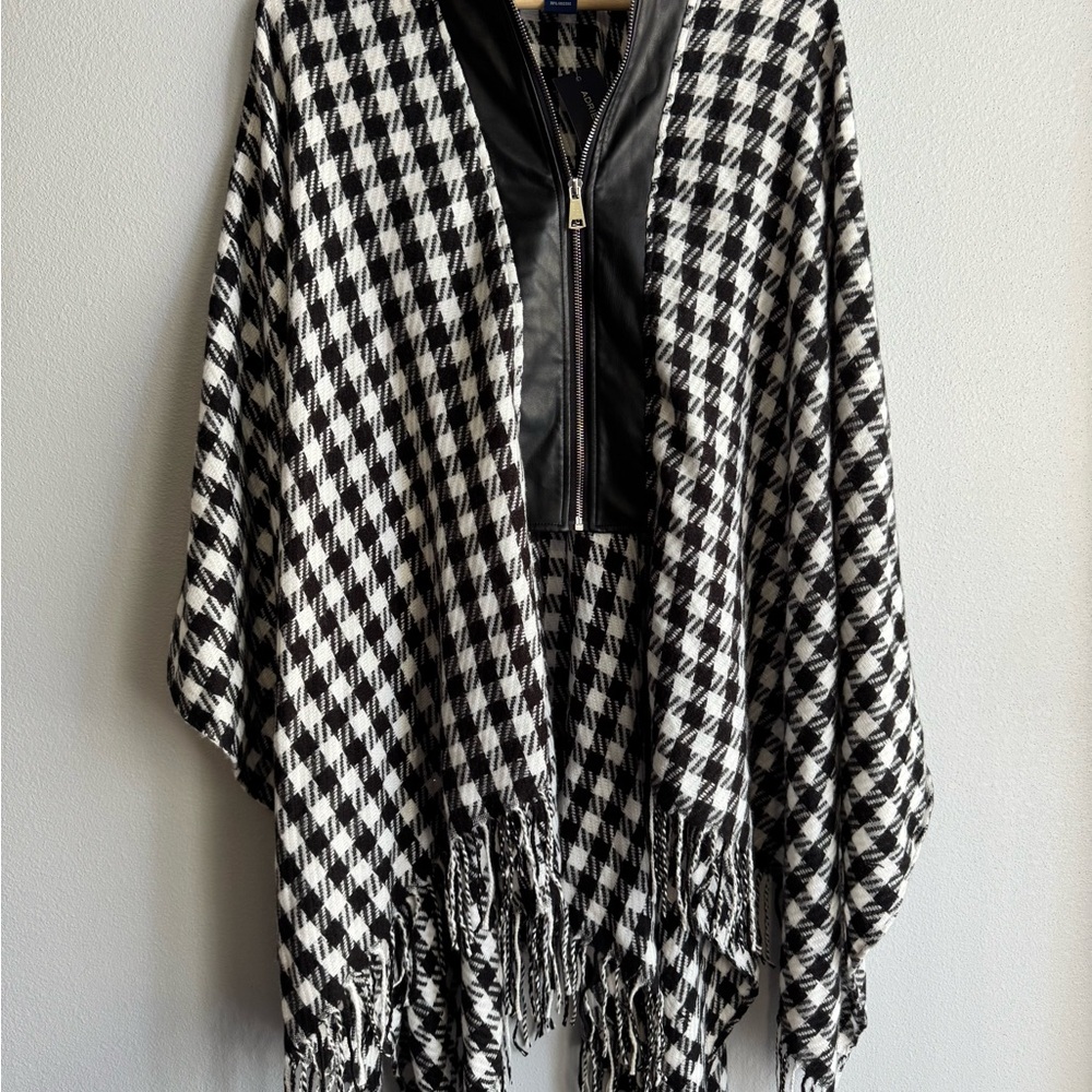 Adrienne Vittadini Black and White Houndstooth Cape